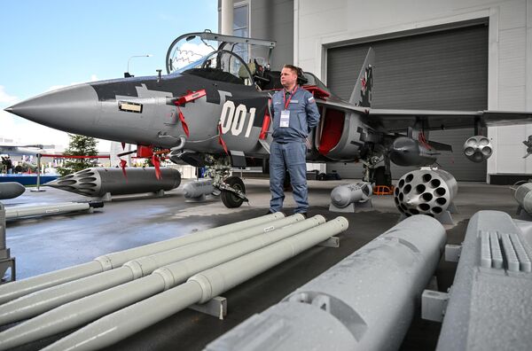 Army-2024 Forumu’nda, diğer ürünlerle birlikte yeni savaş yeteneklerine sahip, derinlemesine modernize edilmiş Yak-130M uçağı sunuldu. - Sputnik Türkiye