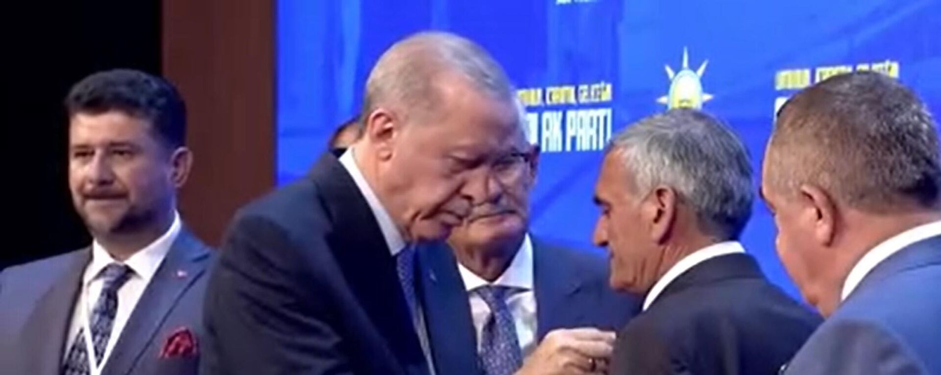 2 milletvekili ve 13 belediye başkanı AK Parti'ye katıldı: Rozetlerini Erdoğan taktı - Sputnik Türkiye, 1920, 14.08.2024