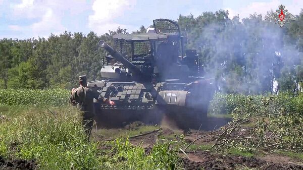 In this photo taken from video released by the Russian Defense Ministry on Saturday, Aug. 10, 2024, a Russian Army tank takes a position at an area of ​​Kursk region of Russia. - Sputnik Türkiye