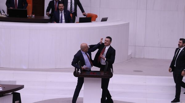 Türkiye İşçi Partisi'nden milletvekili seçilen Can Atalay'ın milletvekilliğinin düşürülmesi ile ilgili olarak olağanüstü toplanan TBMM Genel Kurulu tartışmalarla başladı. - Sputnik Türkiye