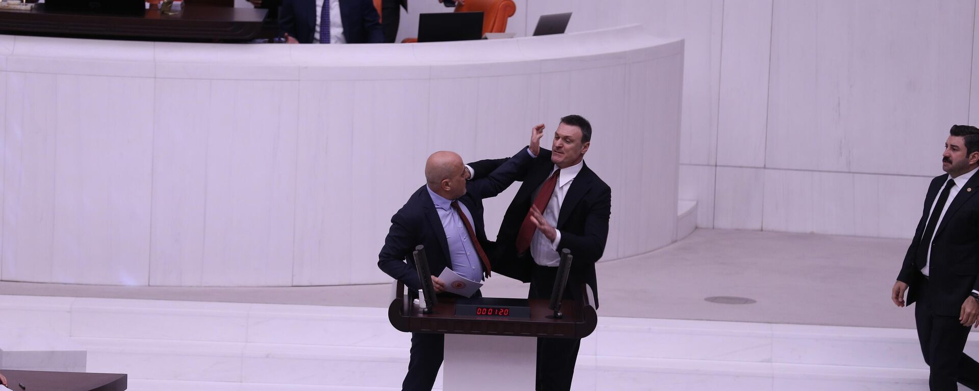 Türkiye İşçi Partisi'nden milletvekili seçilen Can Atalay'ın milletvekilliğinin düşürülmesi ile ilgili olarak olağanüstü toplanan TBMM Genel Kurulu tartışmalarla başladı. - Sputnik Türkiye, 1920, 16.08.2024