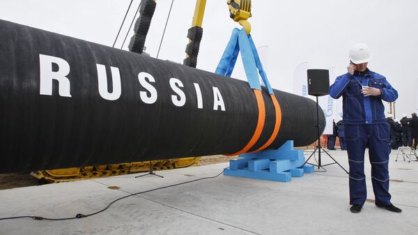 In this April 9, 2010 file photo, a Russian construction worker speaks on a mobile phone in Portovaya Bay some 170 km (106 miles) northwest of St. Petersburg, Russia, during a ceremony marking the start of construction for the Nord Stream pipeline.  - Sputnik Türkiye