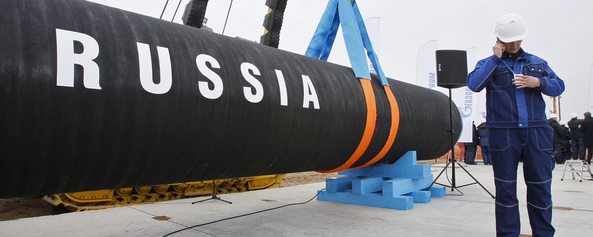 In this April 9, 2010 file photo, a Russian construction worker speaks on a mobile phone in Portovaya Bay some 170 km (106 miles) northwest of St. Petersburg, Russia, during a ceremony marking the start of construction for the Nord Stream pipeline.  - Sputnik Türkiye, 1920, 16.08.2024