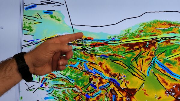 Zonguldak Bülent Ecevit Üniversitesi Rektör Yardımcısı ve Geomatik Mühendisliği Bölümü Öğretim Üyesi Prof. Dr. Şenol Hakan Kutoğlu, 17 Ağustos 1999 depreminin yıl dönümünde, Türkiye'nin deprem gerçeğine ilişkin önemli açıklamalarda bulundu.  - Sputnik Türkiye