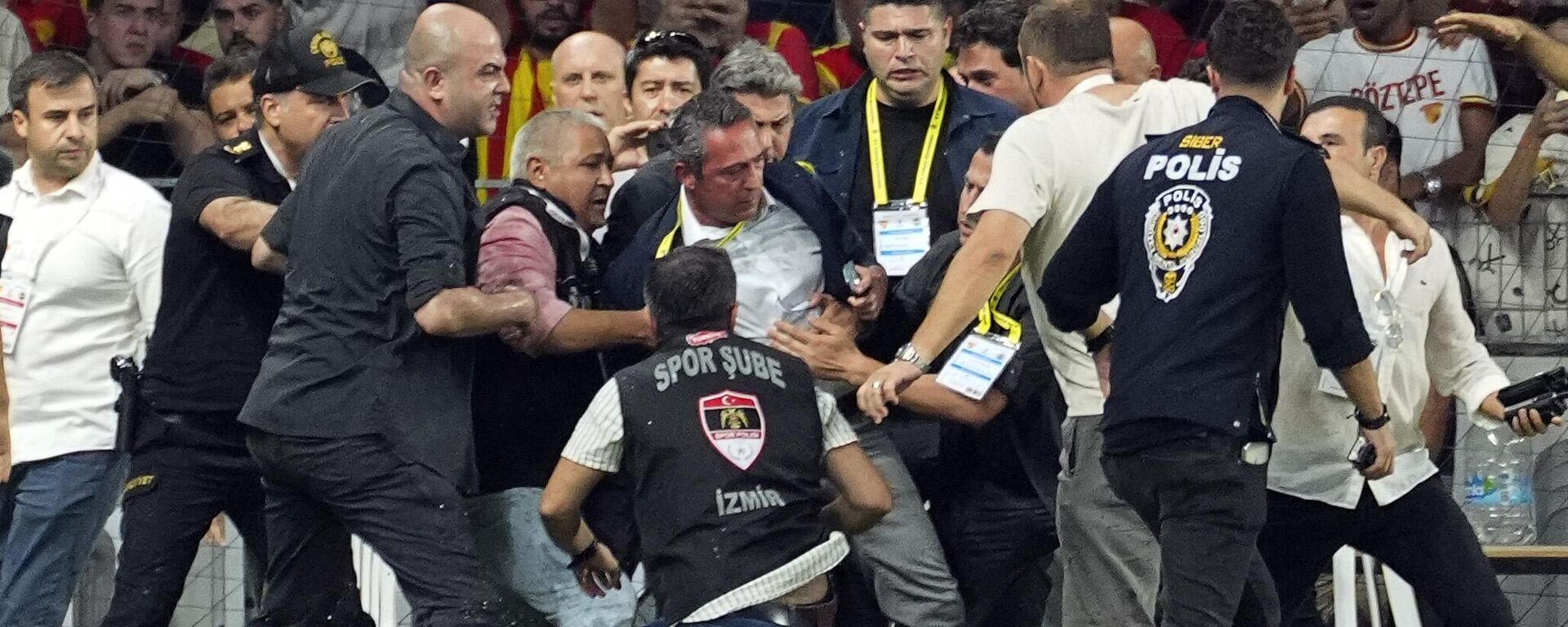 Fenerbahçe Kulübü Başkanı Ali Koç'a tribünlerden yabancı maddeler atıldı - Sputnik Türkiye, 1920, 18.08.2024