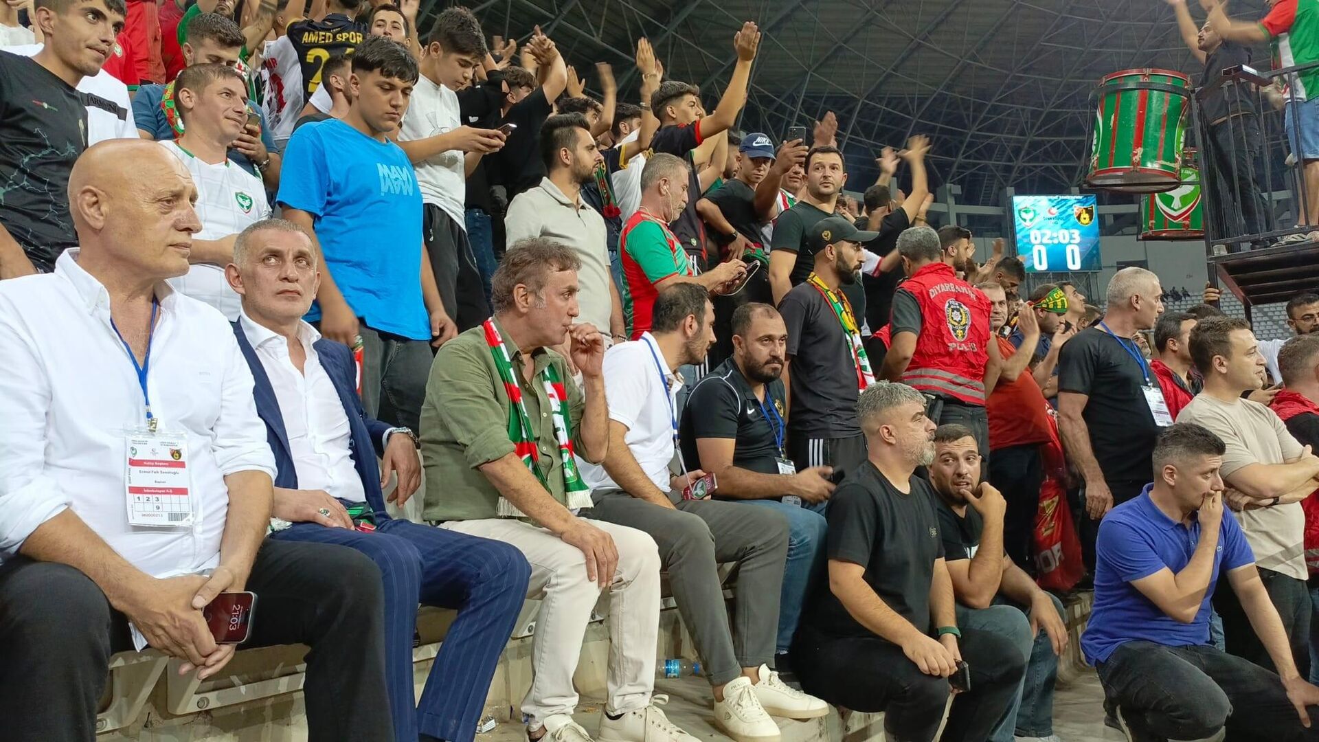 TFF Başkanı İbrahim Hacıosmanoğlu Amedspor taraftarları arasında maç izledi. - Sputnik Türkiye, 1920, 19.08.2024