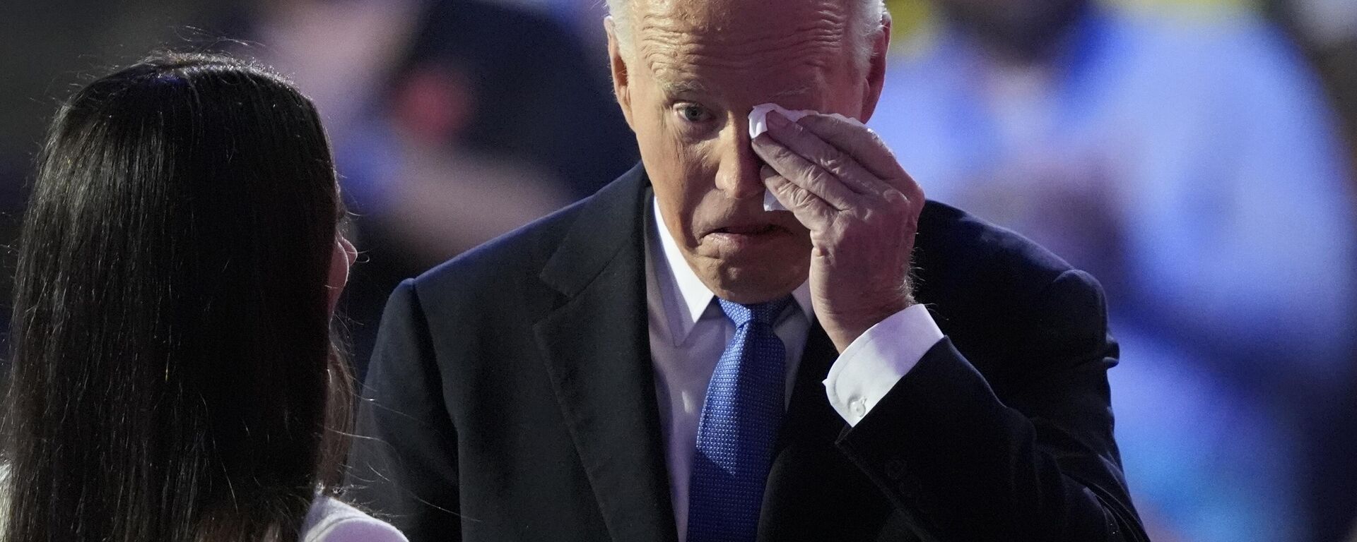 50 yıllık siyaset hayatının son büyük konuşmasını gerçekleştiren Biden sahnede ağladı - Sputnik Türkiye, 1920, 20.08.2024