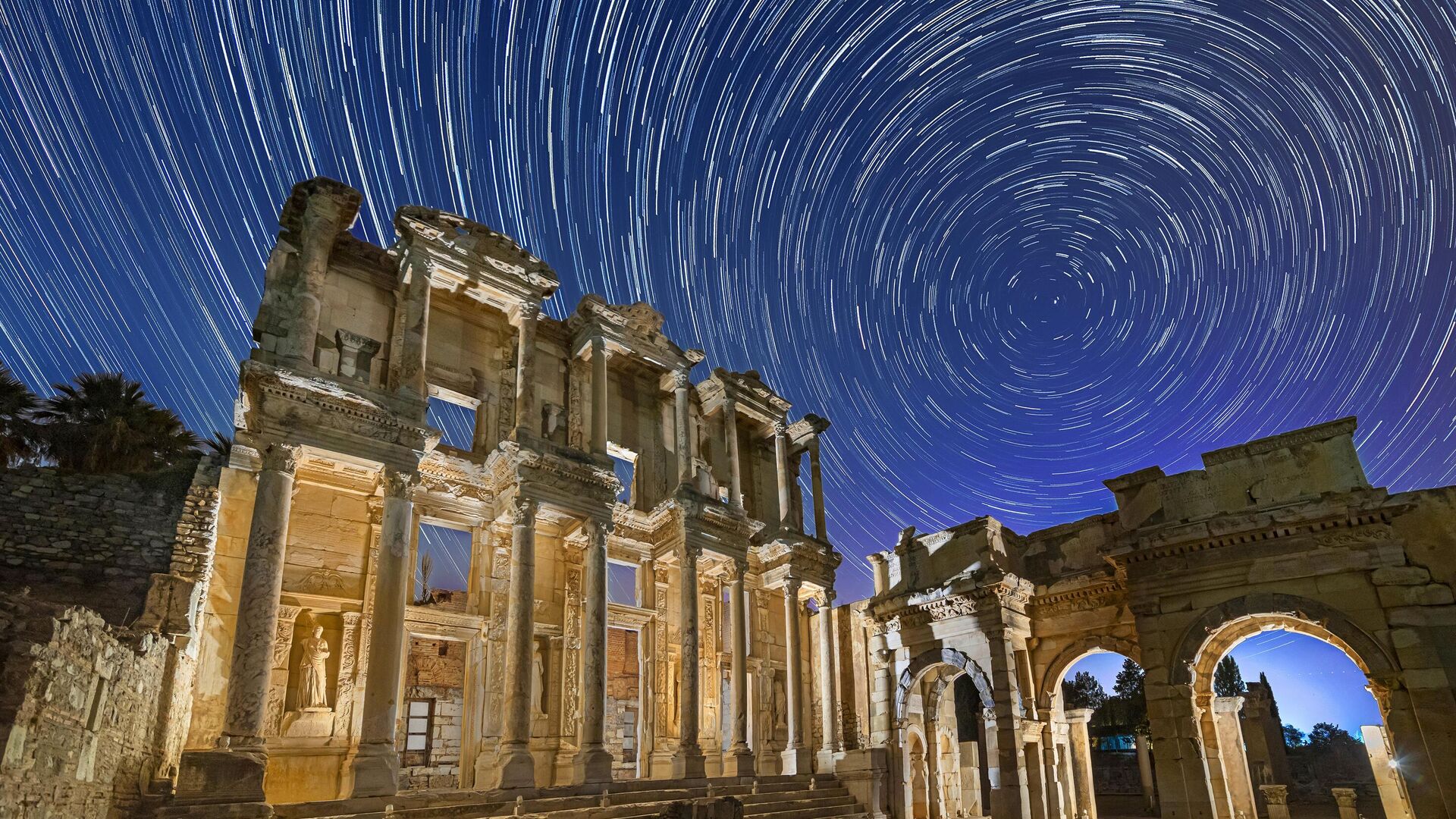 Efes Antik Kenti, gece ışıklandırmasıyla beğeni topluyor Efes Antik Kenti, gece ışıklandırmasıyla beğeni topluyor - Sputnik Türkiye, 1920, 31.05.2025