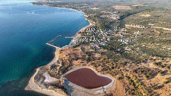 Derinliği yaklaşık 2 ila 3 metre arası olan gölün rengi, sıcaklık ve tuzluluğun artmasından dolayı &quot;dunaliella salina&quot; adlı mikroskobik canlının fazla üremesi nedeniyle ortaya çıkıyor.  - Sputnik Türkiye