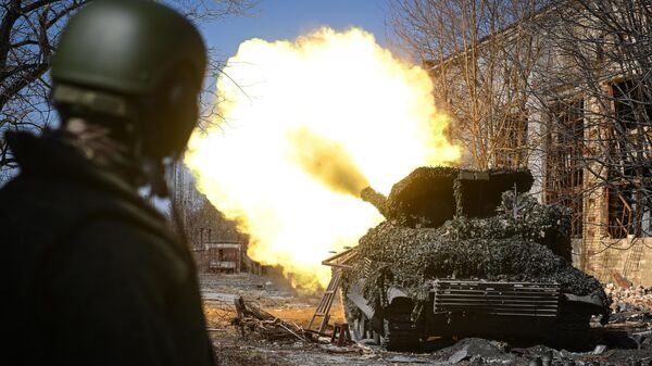 Russian servicemen fire from T-72B tank in the Avdeyevka sector - Sputnik Türkiye