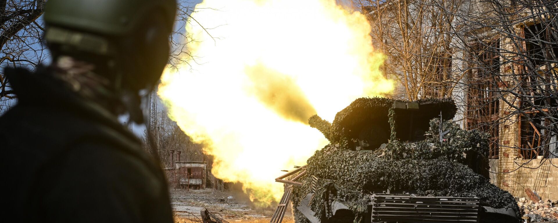 Russian servicemen fire from T-72B tank in the Avdeyevka sector - Sputnik Türkiye, 1920, 15.10.2024