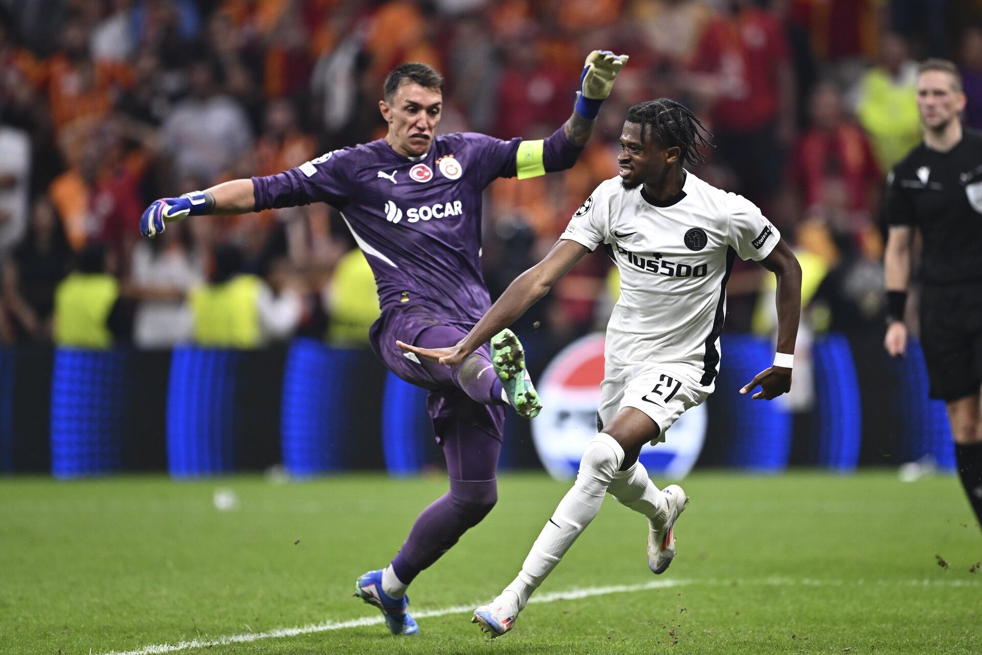 Galatasaray'ın Young Boys ile oynadığı UEFA Şampiyonlar Ligi Play-off Turu ikinci maçında Uruguaylı kaleci Fernando Muslera 88. dakikada kırmızı kart gördü.  - Sputnik Türkiye, 1920, 28.08.2024