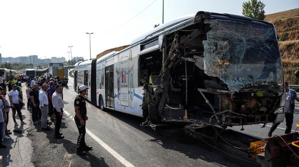 Küçükçekmece Sefaköy'de metrobüs kazası: 1 kişi yaşamını yitirdi, 38 yaralı - Sputnik Türkiye