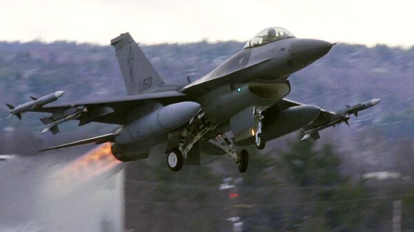 In this Dec. 2001 file photograph, an F-16 takes off with afterburners glowing loaded with live Sidewinder missiles from the Air National Guard base in South Burlington, Vt. - Sputnik Türkiye