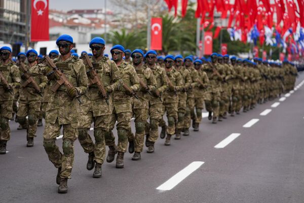 Zafer Bayramı törenlerinde Türk Silahlı Kuvvetleri tören alayında yer aldı.  - Sputnik Türkiye