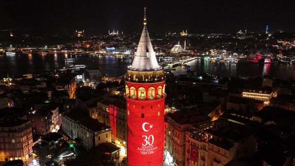 Cumhurbaşkanlığı İletişim Başkanlığınca, 30 Ağustos Zafer Bayramı ve Türk Silahlı Kuvvetleri Günü dolayısıyla İstanbul'daki tarihi mekanlar ışıklandırıldı. 30 Ağustos Zafer Bayramı kutlamaları kapsamında İletişim Başkanlığı tarafından Galata Kulesi, ışık boyama tekniğiyle Türk bayrağı ve 30 Ağustos Zafer Bayramı logosu yansıtıldı.   - Sputnik Türkiye