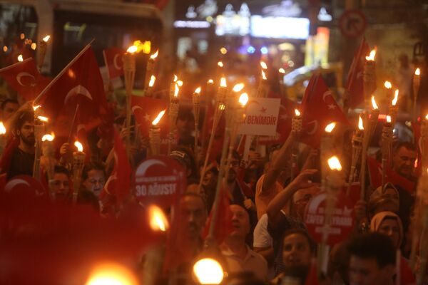 Bursa&#x27;da binlerce kişinin katılımıyla 30 Ağustos Zaferi&#x27;nin yıldönümünde fener alayı düzenlendi. - Sputnik Türkiye