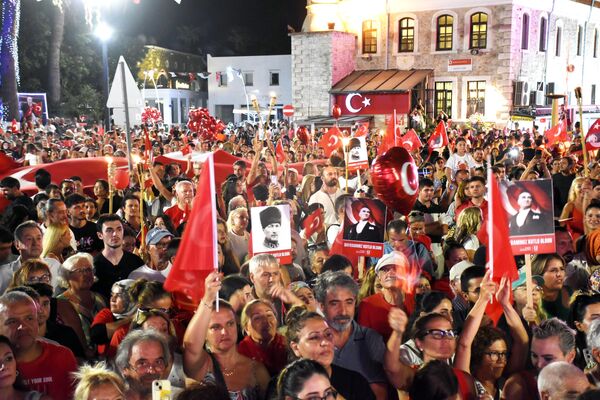 Antalya, Muğla ve Isparta&#x27;da, 30 Ağustos Zafer Bayramı dolayısıyla fener alayı düzenlendi.  - Sputnik Türkiye