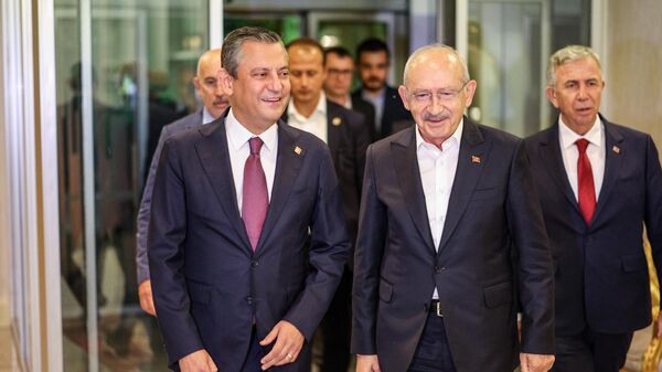 CHP Genel Başkanı Özgür Özel, partinin önceki Genel Başkanı Kemal Kılıçdaroğlu ile akşam yemeğinde bir araya geldi. - Sputnik Türkiye