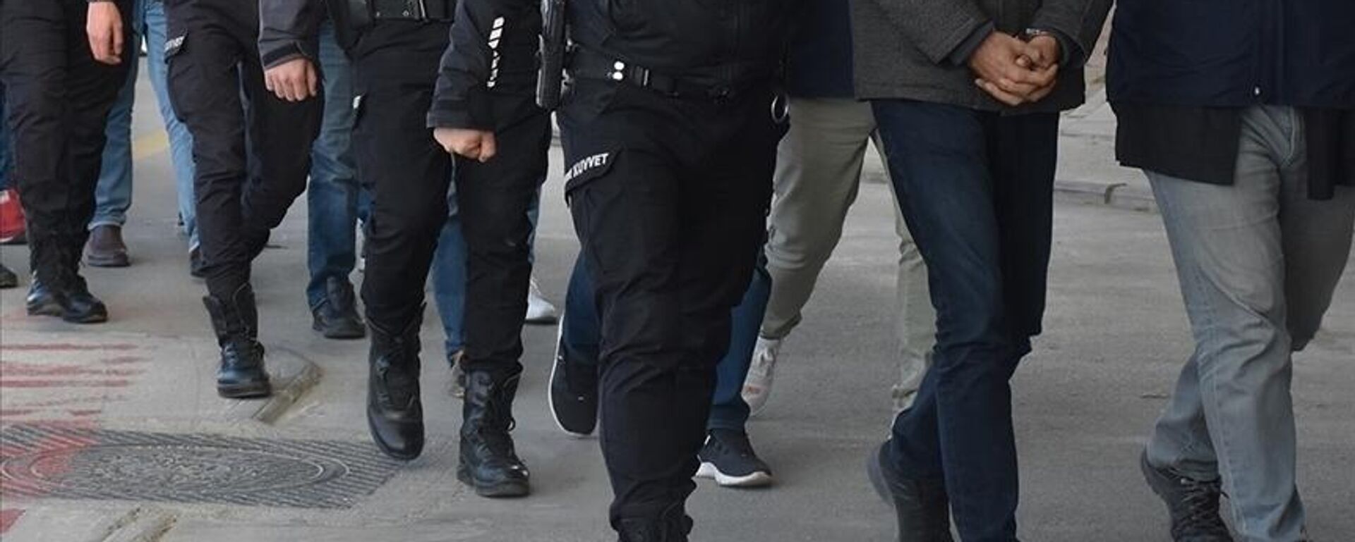 İstanbul'da düzenlenen FETÖ/PDY operasyonunda 4 zanlı yakalandı - Sputnik Türkiye, 1920, 26.05.2025