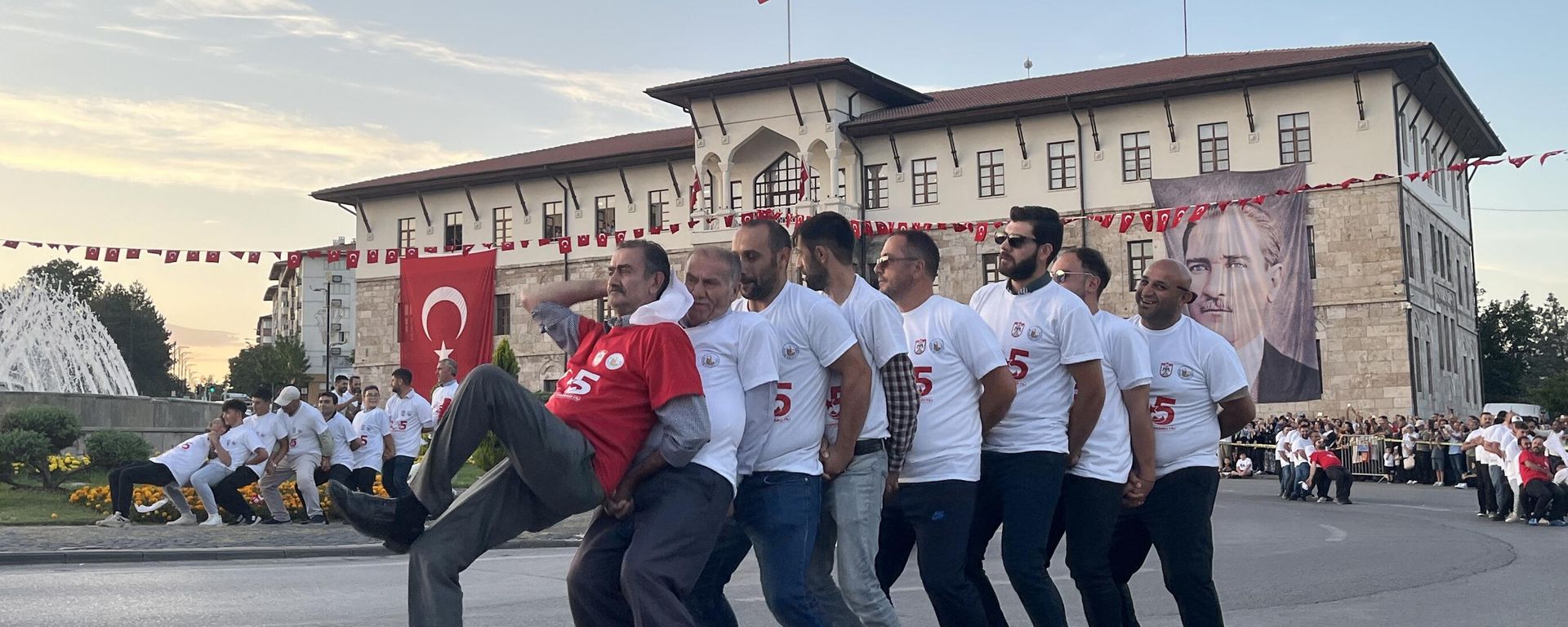 Sivas kongresinin 105. yıl dönümü etkinlikleri kapsamında dünyanın en büyük halay halkalarından birini oluşturmak isteyen bin 58 kişi kol kola girdi. - Sputnik Türkiye, 1920, 04.09.2024