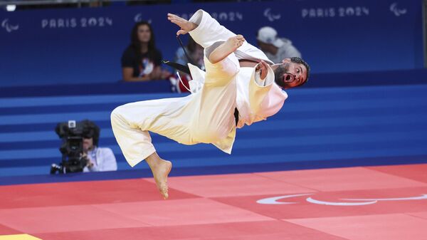 Paris 2024 Paralimpik Oyunları'nda judoda erkekler +90 kilo J2 kategorisinde İbrahim Bölükbaşı, Gürcistanlı rakibi Revaz Chikoidze'yi 1-0 yenerek altın madalya kazandı. - Sputnik Türkiye