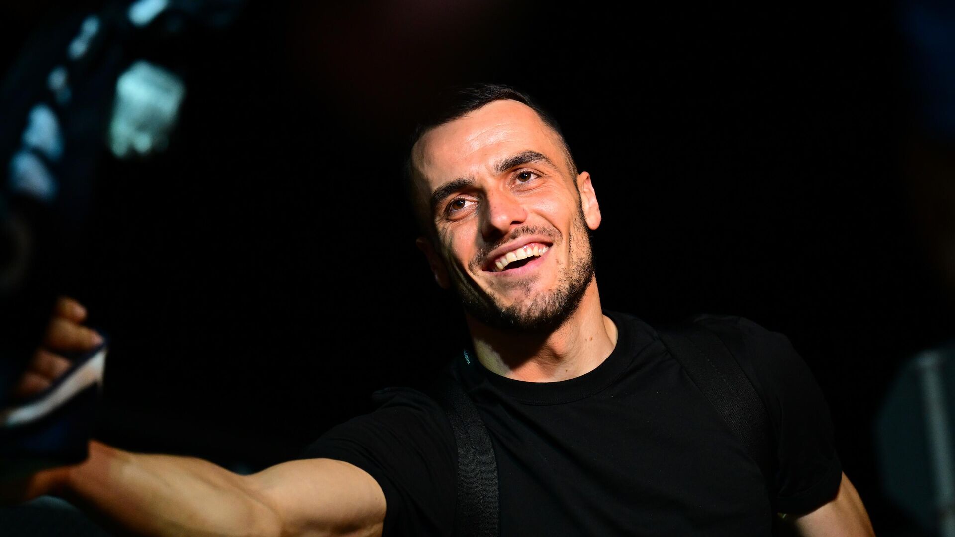 Fenerbahçe'nin yeni transferi Sırp futbolcu Filip Kostic, İstanbul'a geldi - Sputnik Türkiye, 1920, 09.09.2024