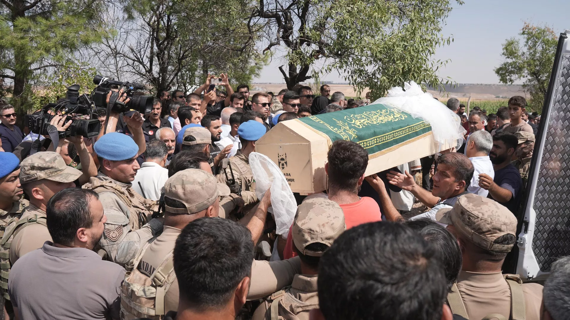 Narin Güran Diyarbakır'da son yolculuğuna uğurlandı Narin Güran Diyarbakır'da son yolculuğuna uğurlandı - Sputnik Türkiye, 1920, 09.09.2024