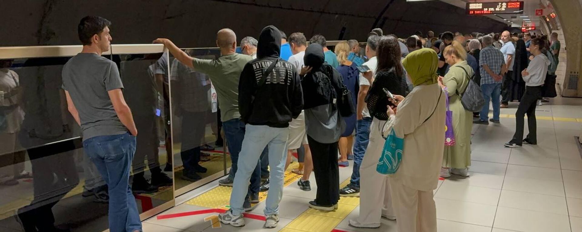 İstanbul'da metro arızası: Yolcular vagon içerisinde kaldı - Sputnik Türkiye, 1920, 30.04.2025