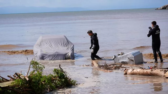�zmir'de sa�anak: Yol ��kt�, ara�lar denize s�r�klendi, bir okulda e�itime ara verildi