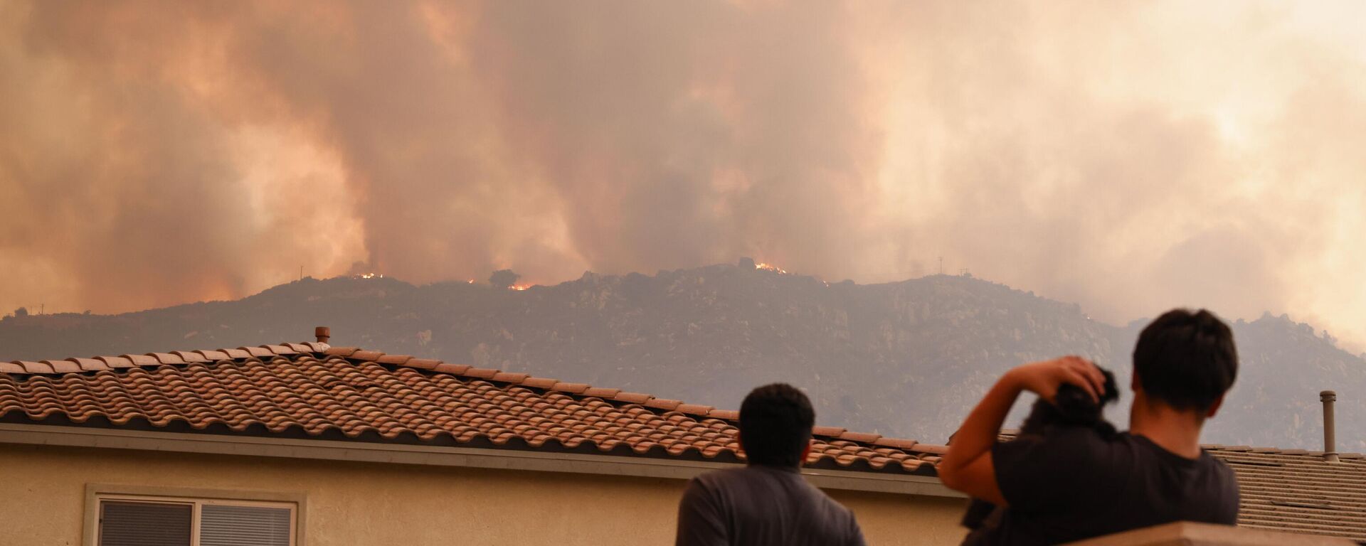 The quick-moving brush fire that ignited Monday afternoon in Orange County, before growing to more than 34,000 acres as of Tuesday night, according to Cal Fire, has triggered mandatory evacuations in both Orange and Riverside counties.  - Sputnik Türkiye, 1920, 12.09.2024