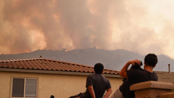 The quick-moving brush fire that ignited Monday afternoon in Orange County, before growing to more than 34,000 acres as of Tuesday night, according to Cal Fire, has triggered mandatory evacuations in both Orange and Riverside counties.  - Sputnik Türkiye