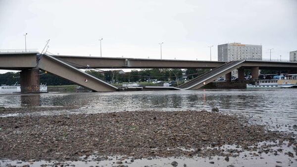 View of the broken section of the Carola Bridge (Carolabruecke) which collapsed into the Elbe in Dresden, Germany - Sputnik Türkiye