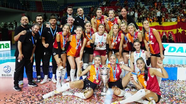 Galatasaray Daikin Kadın Voleybol Takımı, 2024 Balkan Kupası'ndaki üçüncü maçında Yunanistan ekibi PAOK'u 3-0 mağlup ederek şampiyonluğa ulaştı - Sputnik Türkiye