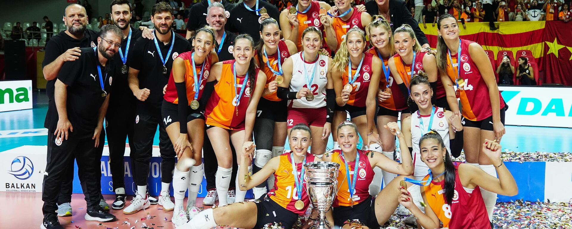 Galatasaray Daikin Kadın Voleybol Takımı, 2024 Balkan Kupası'ndaki üçüncü maçında Yunanistan ekibi PAOK'u 3-0 mağlup ederek şampiyonluğa ulaştı - Sputnik Türkiye, 1920, 12.09.2024