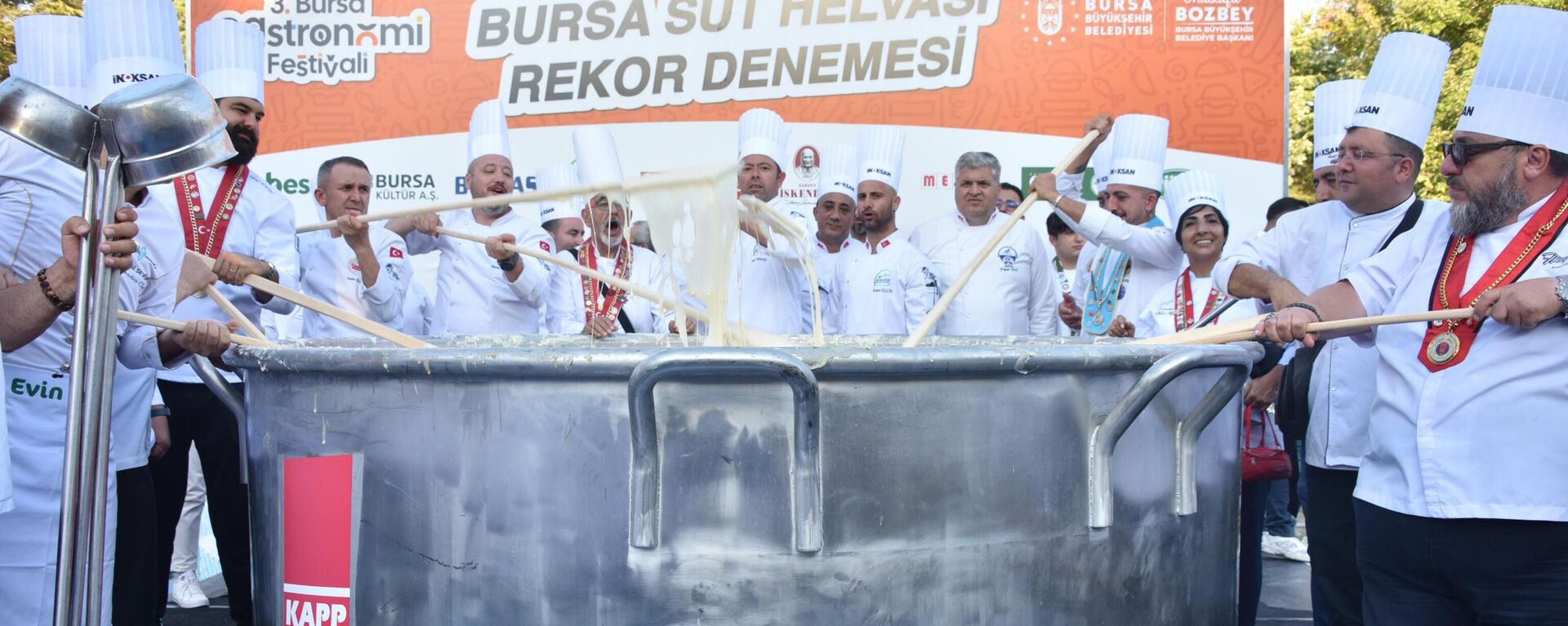 Bursa Büyükşehir Belediyesi tarafından düzenlenen 3. Bursa Uluslararası Gastronomi Festivali'nde, 150 şefin katılımıyla 5 ton süt helvası yapılarak rekor denemesi gerçekleştirildi. Bursa Büyükşehir Belediye Başkanı Mustafa Bozbey, bu büyük miktarda süt helvasının Guinness Rekorlar Kitabı'na girmesi gerektiğini belirterek, helvanın Merinos Parkı ve Kent Meydanı'nda 20 bin kişiye ikram edileceğini açıkladı. - Sputnik Türkiye, 1920, 14.09.2024