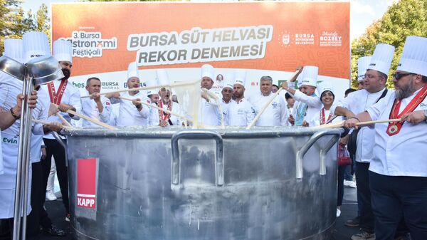 Bursa Büyükşehir Belediyesi tarafından düzenlenen 3. Bursa Uluslararası Gastronomi Festivali'nde, 150 şefin katılımıyla 5 ton süt helvası yapılarak rekor denemesi gerçekleştirildi. Bursa Büyükşehir Belediye Başkanı Mustafa Bozbey, bu büyük miktarda süt helvasının Guinness Rekorlar Kitabı'na girmesi gerektiğini belirterek, helvanın Merinos Parkı ve Kent Meydanı'nda 20 bin kişiye ikram edileceğini açıkladı. - Sputnik Türkiye