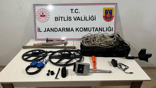 Bitlis'te arkeolojik sit alanında kaçak kazı yapan 9 kişi suçüstü yakalandı - Sputnik Türkiye