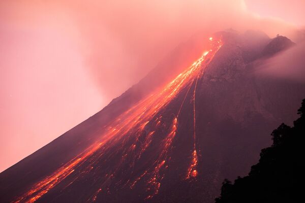 Merapi, Yogyakarta yerleşim yerinin yaklaşık 32 km kuzeyinde. - Sputnik Türkiye