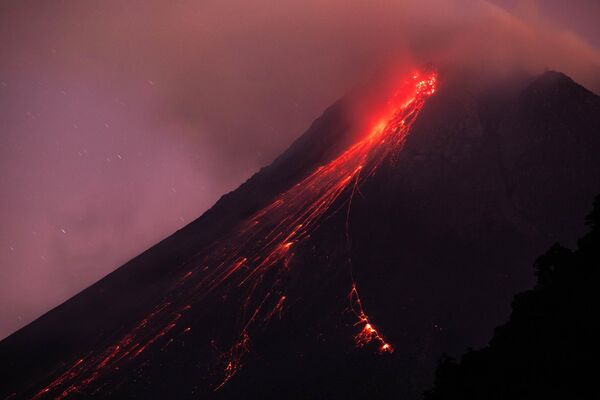 Merapi Yanardağı, 1000&#x27;li yıllardan bu yana düzenli olarak lav püskürtüyor.  - Sputnik Türkiye