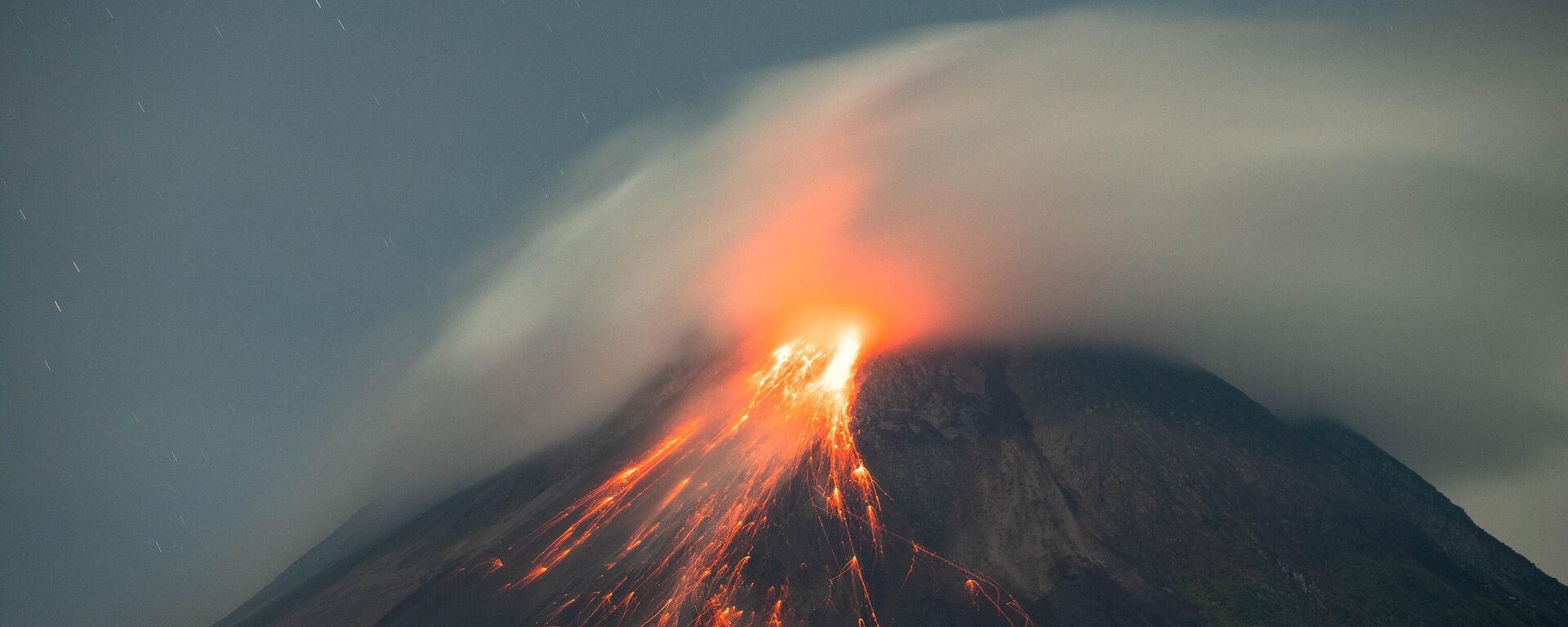 Merapi Yanardağı lav ve kül püskürtmeye devam ediyor - Sputnik Türkiye, 1920, 15.09.2024