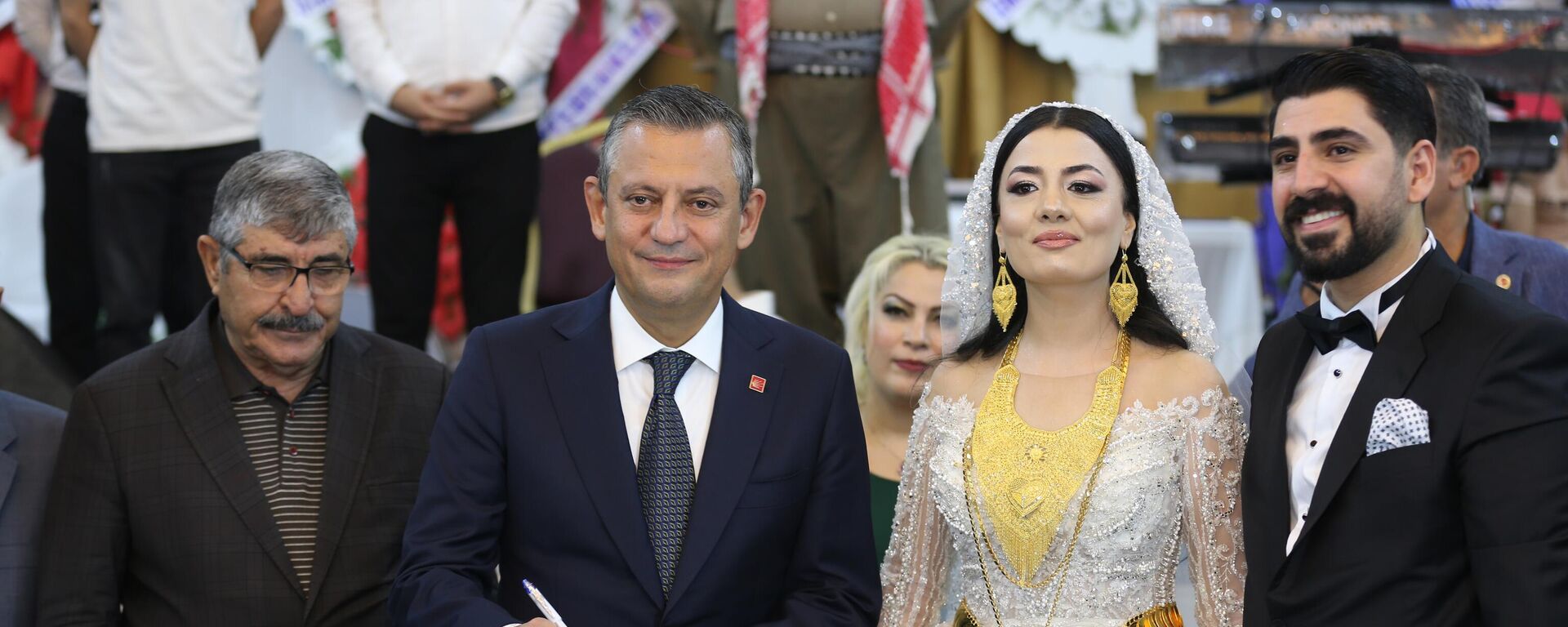 CHP Genel Başkanı Özgür Özel nikah şahitliğini yaptı - Sputnik Türkiye, 1920, 15.09.2024