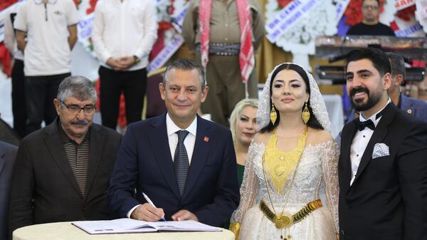 CHP Genel Başkanı Özgür Özel nikah şahitliğini yaptı - Sputnik Türkiye