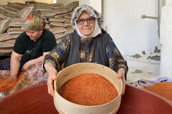 Tarhana yapımını bir ritüel haline getiren üç komşu çocukluklarından beri tarhana tükettiklerini söyledi. - Sputnik Türkiye