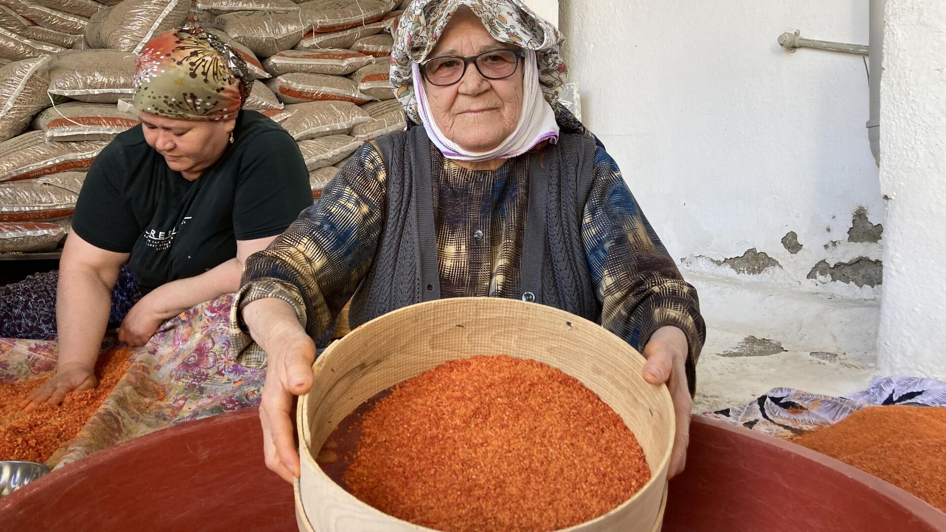 Tarhana yapımını bir ritüel haline getiren üç komşu çocukluklarından beri tarhana tükettiklerini söyledi. Tarhana yapımını bir ritüel haline getiren üç komşu çocukluklarından beri tarhana tükettiklerini söyledi. - Sputnik Türkiye, 1920, 20.10.2025
