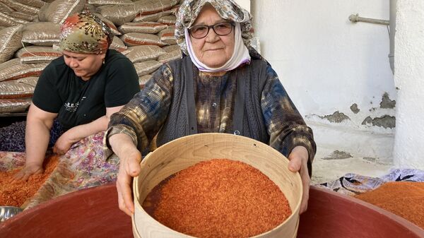 Tarhana yapımını bir ritüel haline getiren üç komşu çocukluklarından beri tarhana tükettiklerini söyledi. - Sputnik Türkiye