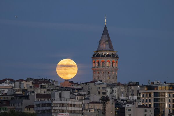 İstanbul&#x27;da dolunay, Galata Kulesi ile birlikte görüntülendi. - Sputnik Türkiye