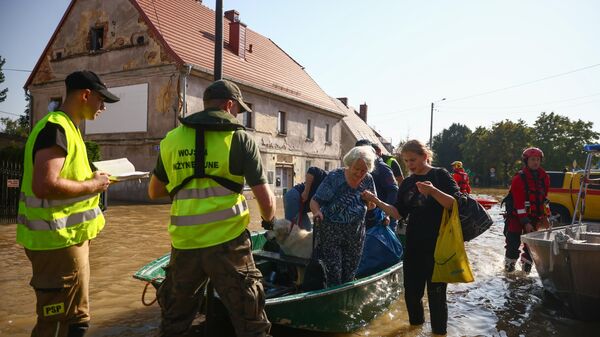 Avrupa ülkeleri Romanya, Avusturya, Polonya, Çekya, Macaristan ve Slovakya'da şiddetli yağışların neden olduğu sellerde hayatını kaybedenlerin sayısı 20'ye yükseldi. Avrupa'yı etkisi altına alan şiddetli yağış ve fırtınalar, kıta genelinde geniş çaplı sellere yol açtı. Polonya'nın güneyinde Nysa Klodzka Nehri'nin taşması sonucu meydana gelen sel nedeniyle Lewin Brzeski kasabasında vatandaşlar güvenlik güçleri tarafından tahliye edildi. - Sputnik Türkiye