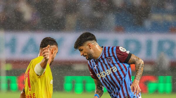 Trendyol Süper Lig'in 3. hafta erteleme maçında Trabzonspor, sahasında Kayserispor ile karşılaşıyor. Müsabakanın ilk yarısını Kayserispor 1-0 önde kapattı. - Sputnik Türkiye