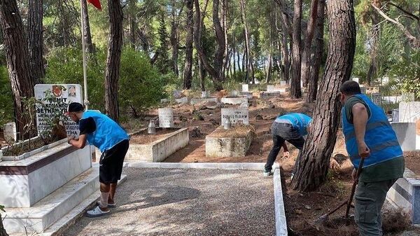 Muğla'nın Köyceğiz ilçesinde Denetimli Serbestlik Müdürlüğü himayesinde kamu cezası görevini yerine getiren yükümlüler, şehit Seyhan Yılmaz'ın kabrinin temizliğini yaptı. - Sputnik Türkiye